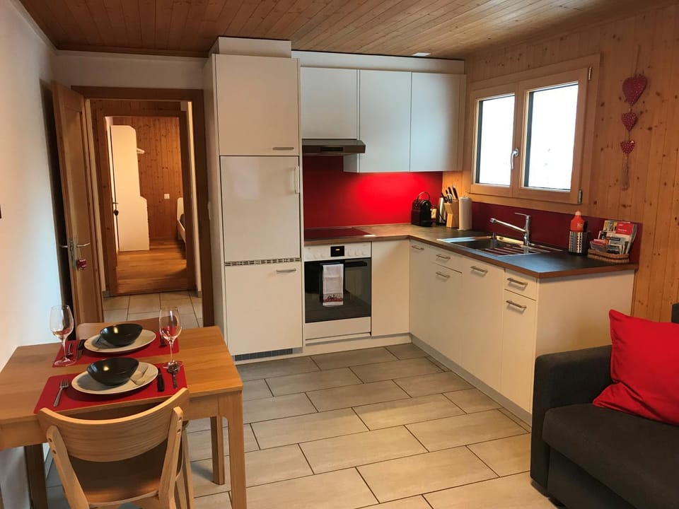 Kitchen or kitchenette, Dining area