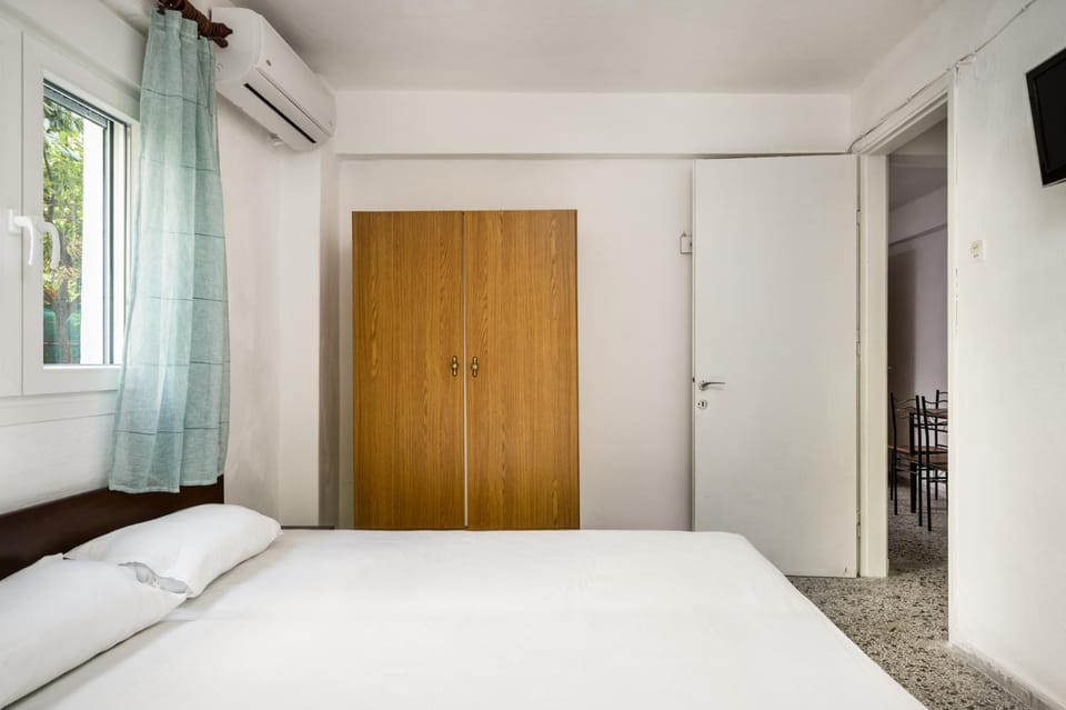 Bed, TV and multimedia, Bedroom, wardrobe, air conditioner