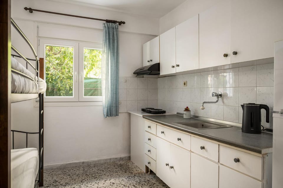 Coffee/tea facilities, Kitchen or kitchenette, stove