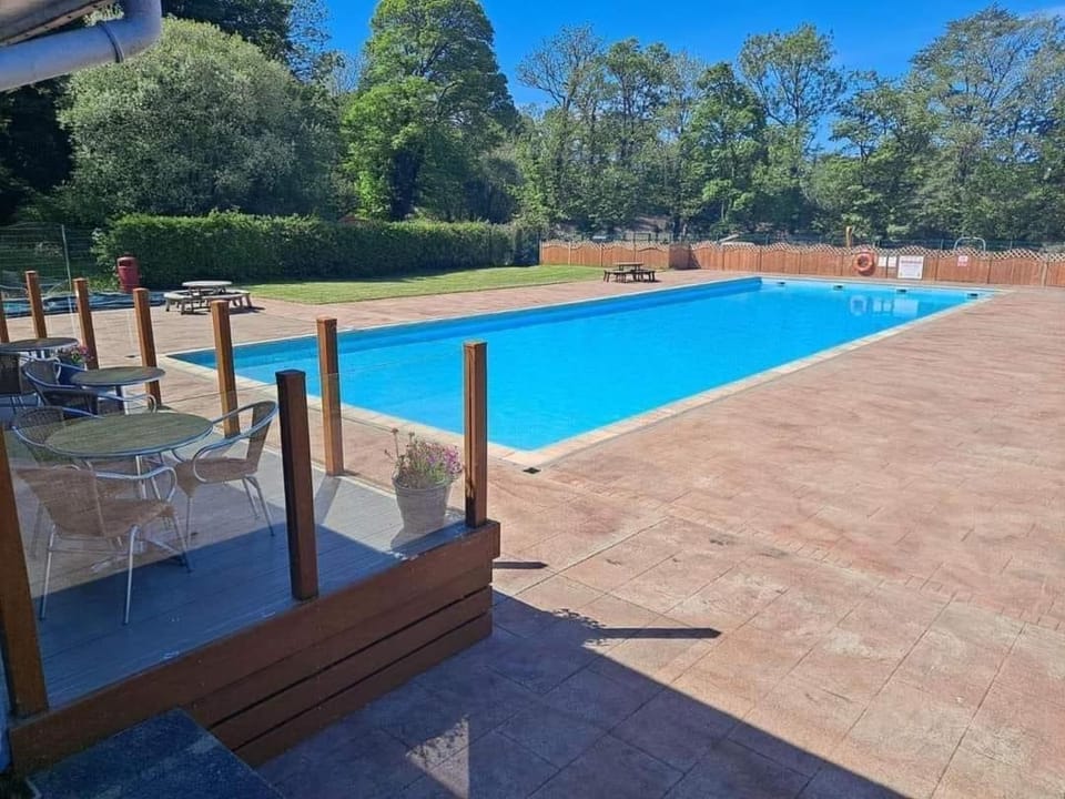 Restaurant/places to eat, Pool view, Swimming pool