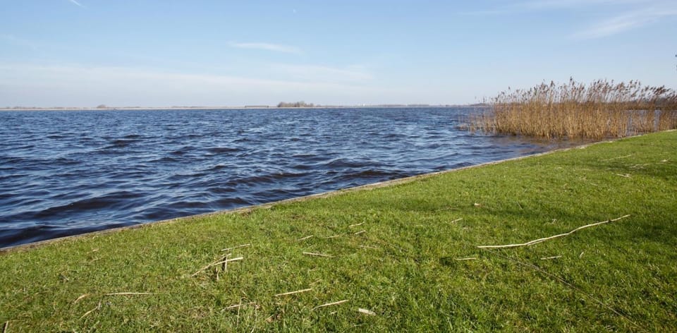 Chalet nabij water in Langweer Chalet in Friesland, Netherlands