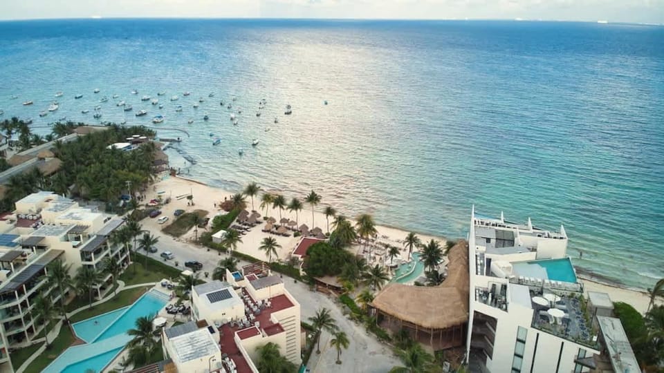 Day, Neighbourhood, Bird's eye view, Beach, Swimming pool, Location
