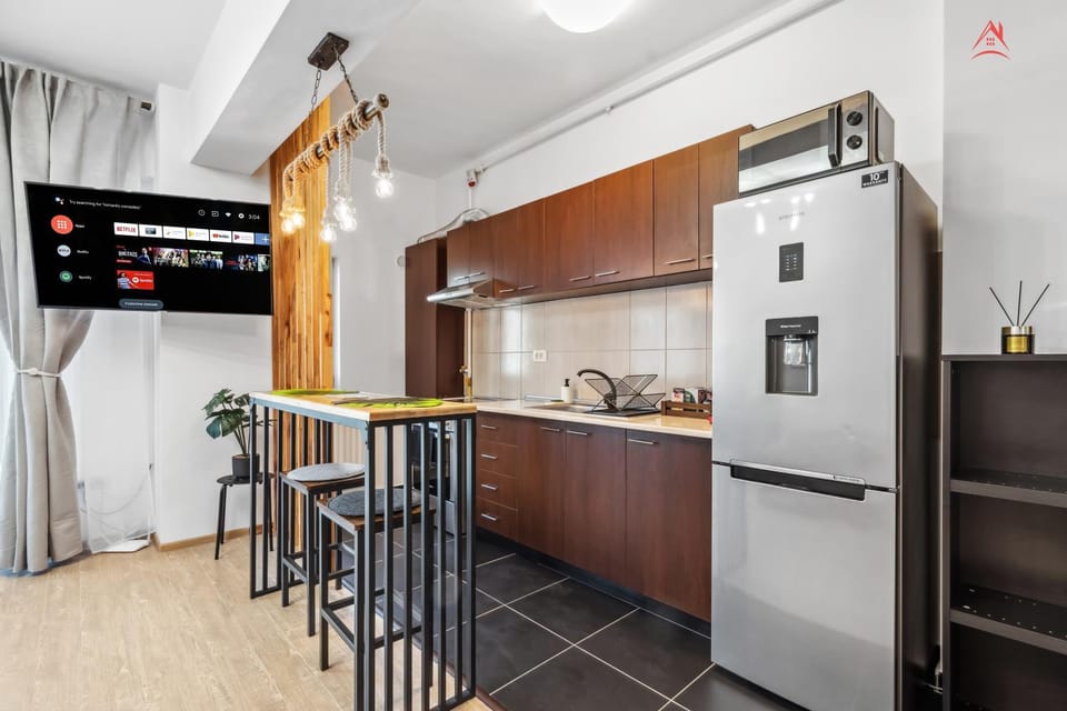 Coffee/tea facilities, Kitchen or kitchenette, Dining area, oven, stove