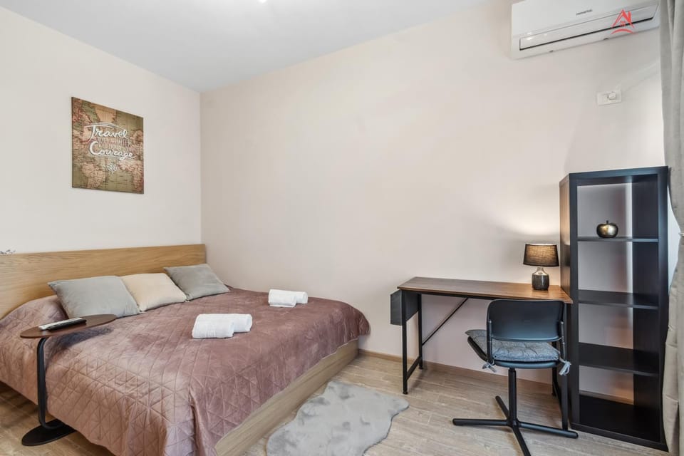 Bed, Living room, Photo of the whole room, Bedroom, air conditioner
