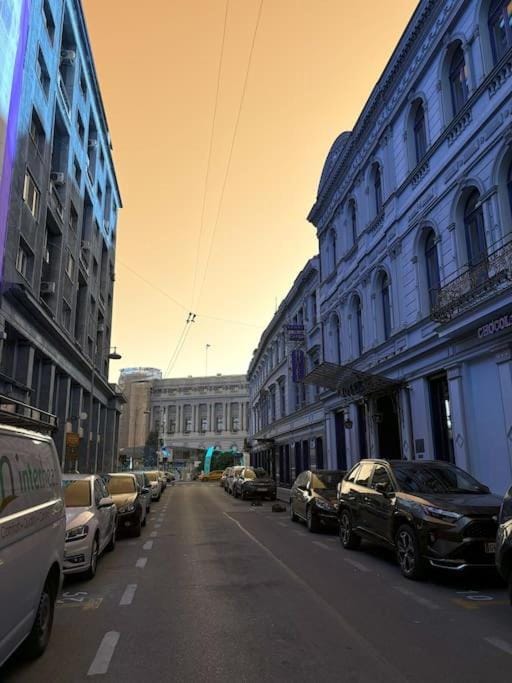 Day, Neighbourhood, City view, Street view, Location, Parking