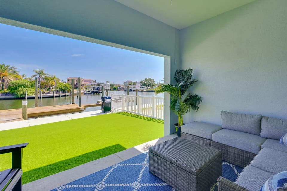 Walk to Beach! Waterfront Hudson Townhome House in Hudson