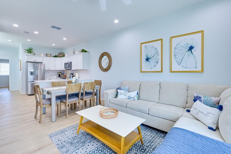Walk to Beach! Waterfront Hudson Townhome House in Hudson