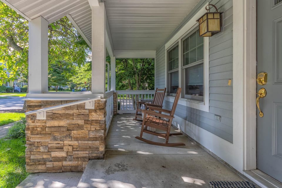 Butler Street Condo #16 - Walking Distance to downtown Saugatuck - Newer vacation rental House in Saugatuck