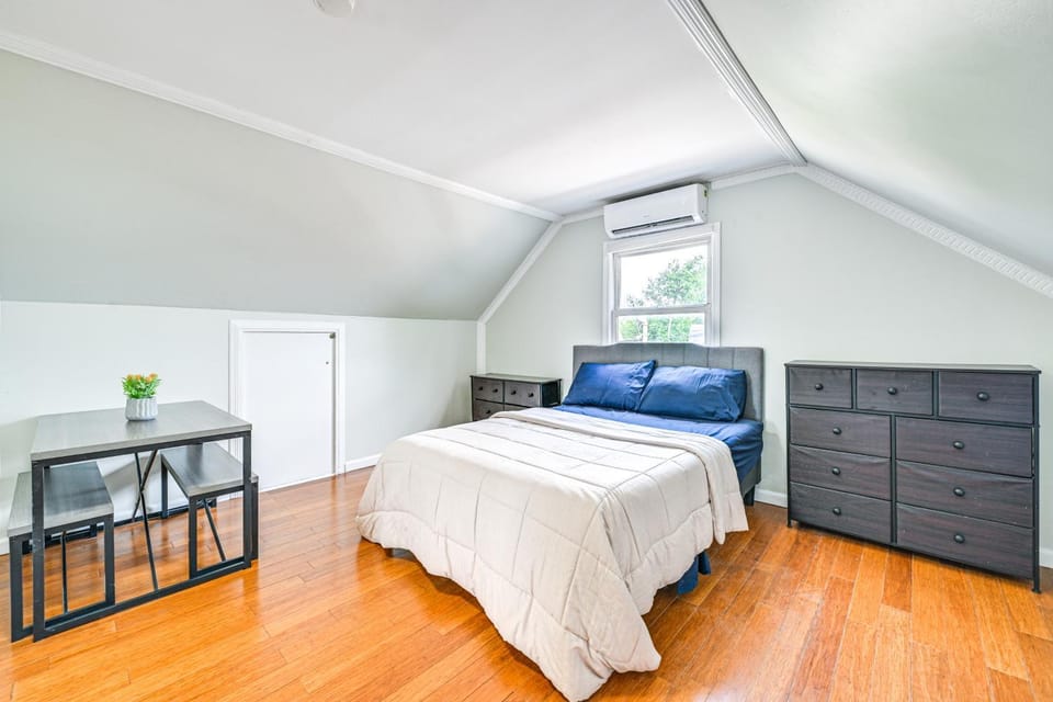 Long Island Duplex By Airport & Train House in Valley Stream