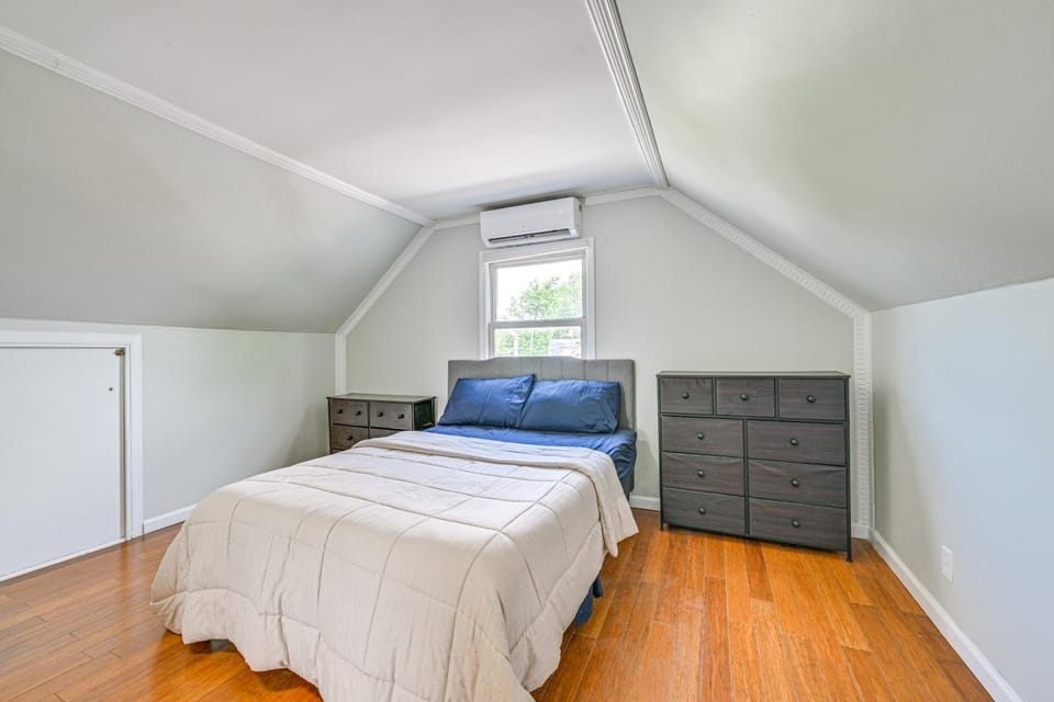 Long Island Duplex By Airport & Train House in Valley Stream
