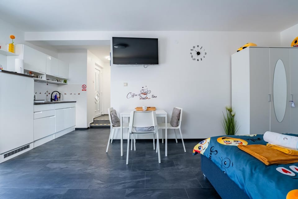 TV and multimedia, Kitchen or kitchenette, Living room, Seating area, Dining area