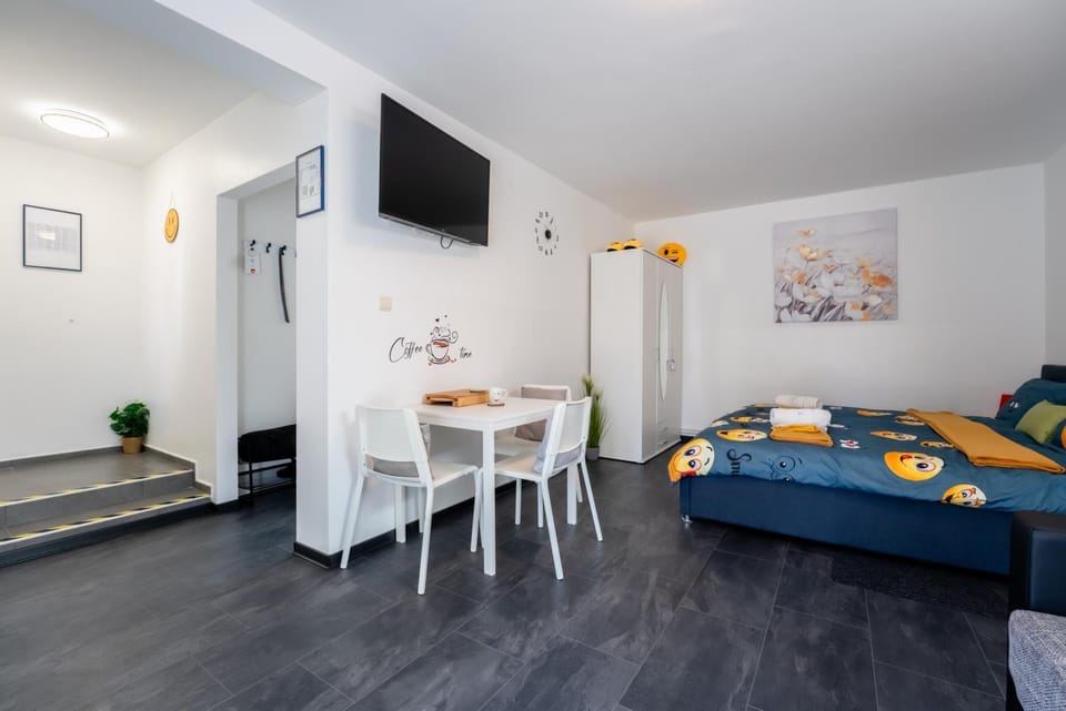 Bed, TV and multimedia, Living room, Seating area, Dining area, Bedroom