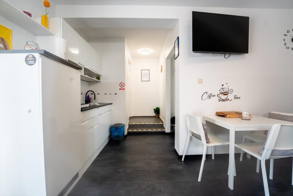 TV and multimedia, Kitchen or kitchenette, Dining area