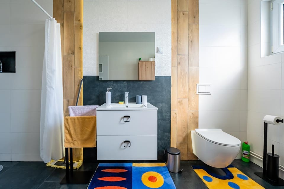 Toilet, Bathroom, towels