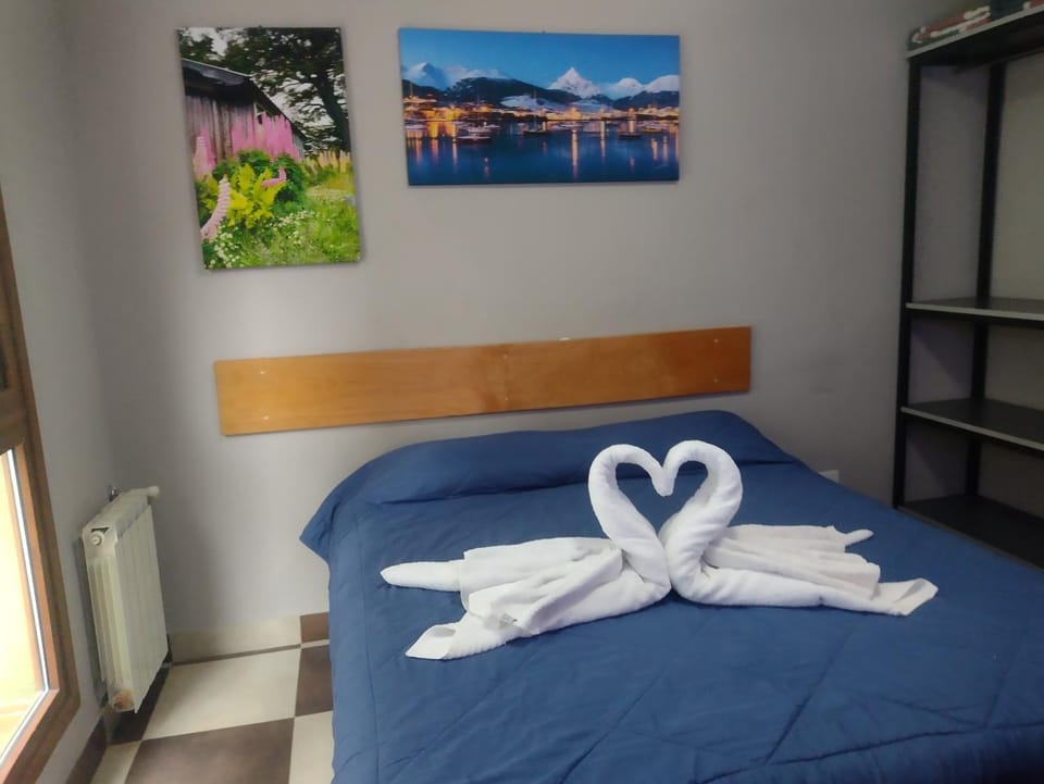 Bed, towels