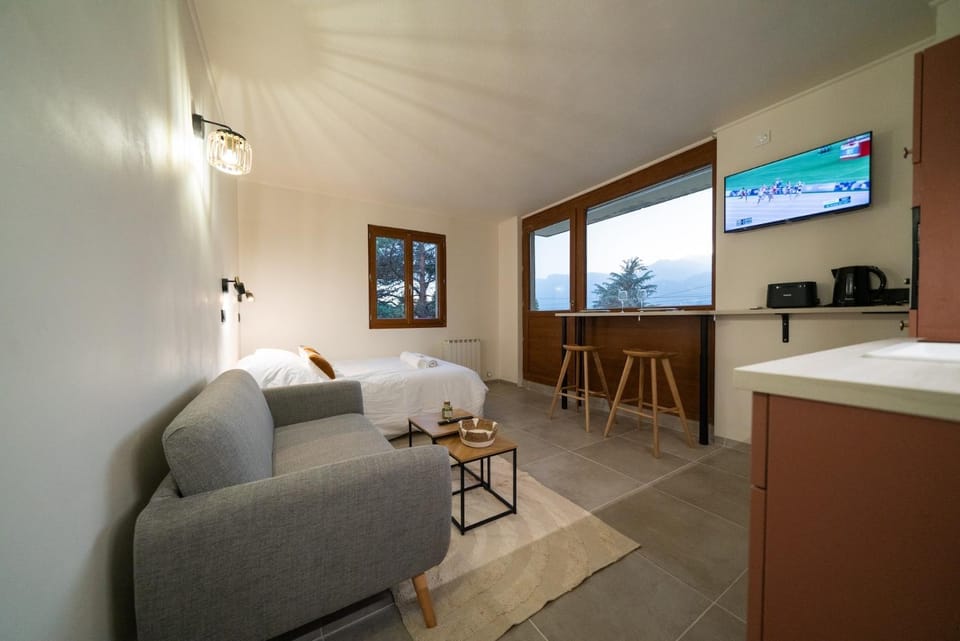 Communal lounge/ TV room, TV and multimedia, Living room, Dining area