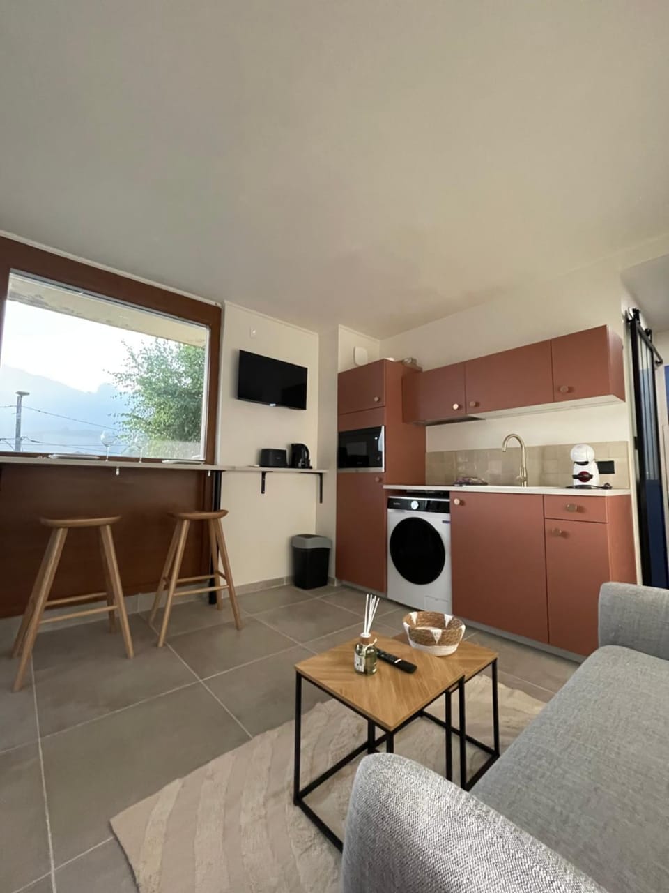 Kitchen or kitchenette, Dining area, oven, stove, toaster, washing machine