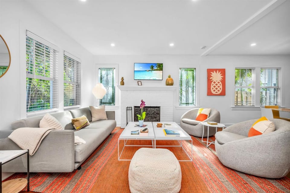 Blue Water Bungalow - Chic Palm Beach Vibes House in West Palm Beach