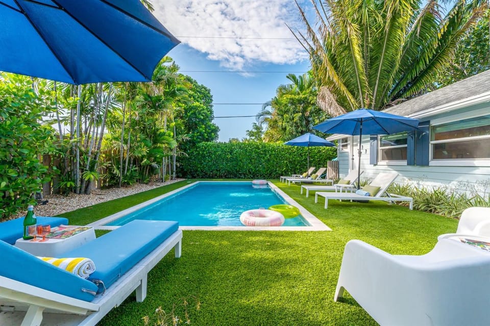 Blue Water Bungalow - Chic Palm Beach Vibes House in West Palm Beach