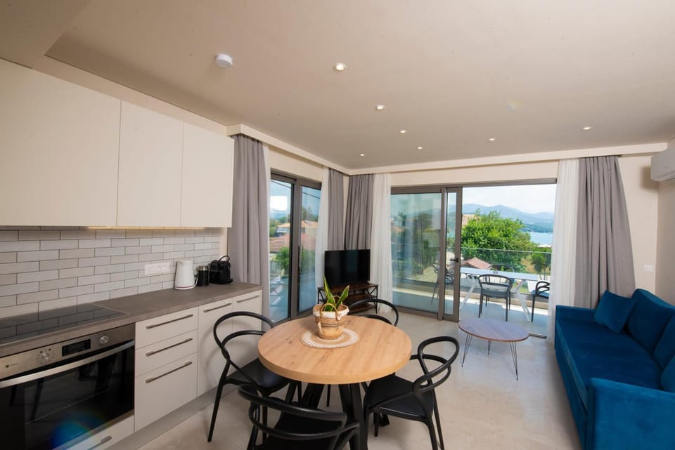 Natural landscape, View (from property/room), Balcony/Terrace, Kitchen or kitchenette, Living room, Seating area, Dining area, stove