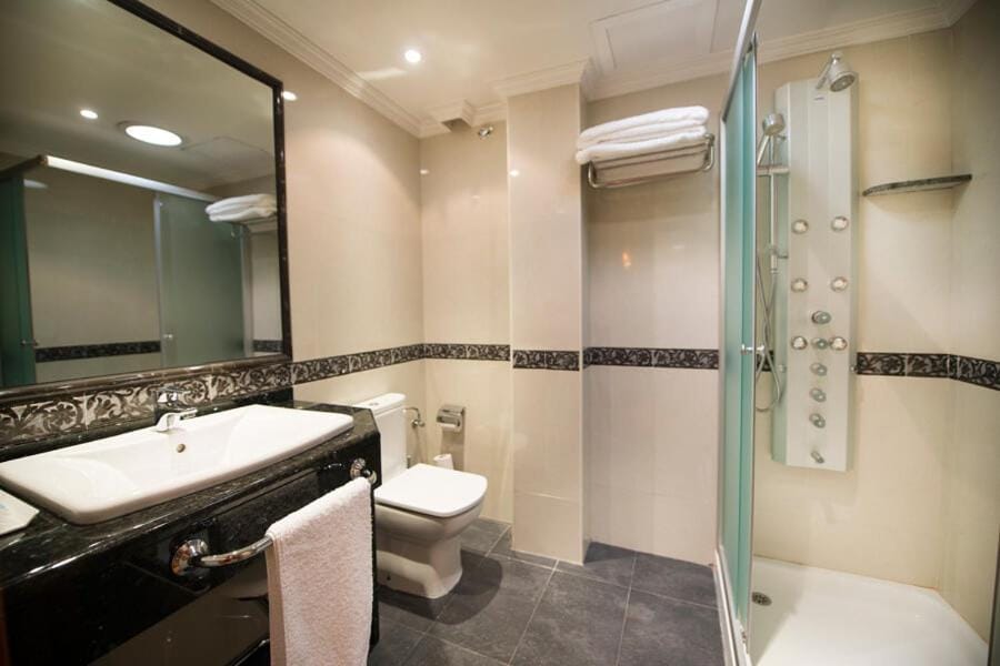 Shower, Bathroom, towels