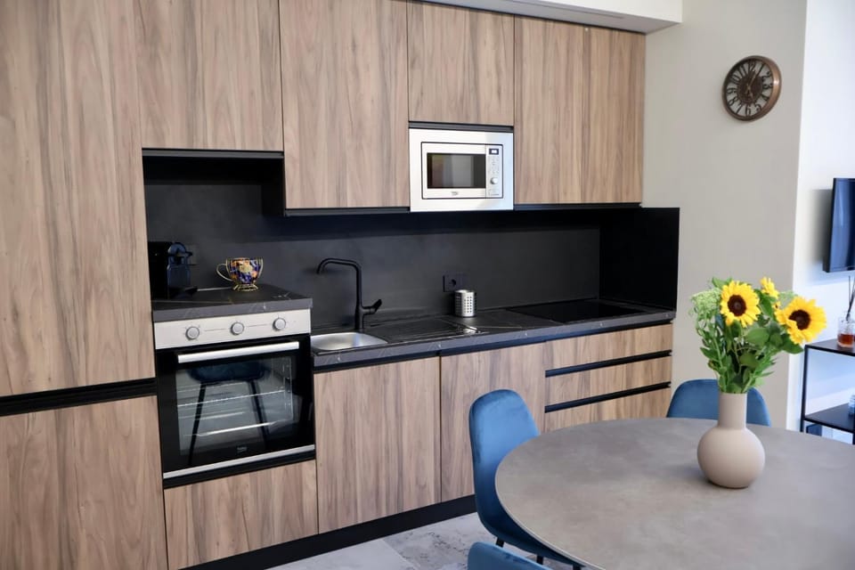 Coffee/tea facilities, Kitchen or kitchenette, oven, stove