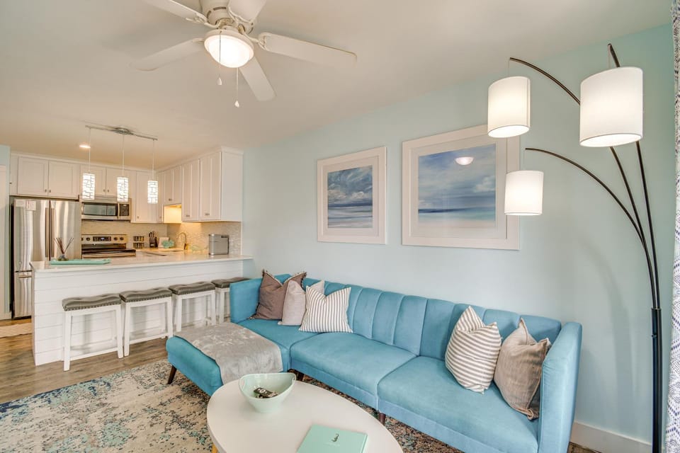 Gulf Shores Condo w/ Pool: Walk to Beaches! House in West Beach