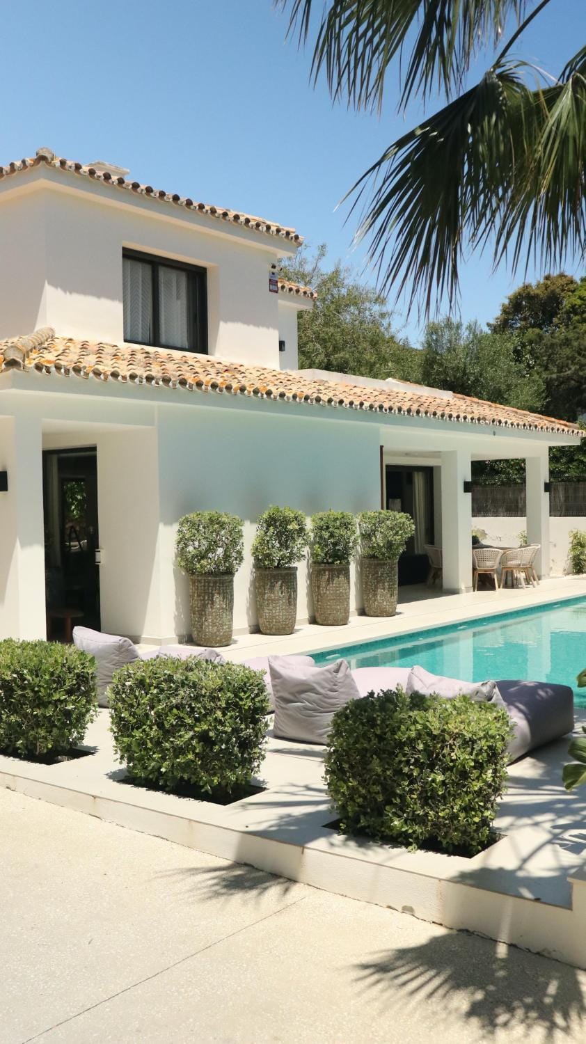 Marbella Bliss - Serenity 4-Bedroom VILLA with Exclisive HEATED Private POOL & Jacuzzi, Tropical Garden, Marbesa - Steps from the Cabopino Beach Villa in Marbella