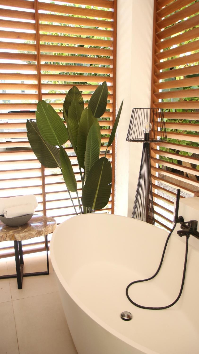 Marbella Bliss - Serenity 4-Bedroom VILLA with Exclisive HEATED Private POOL & Jacuzzi, Tropical Garden, Marbesa - Steps from the Cabopino Beach Villa in Marbella