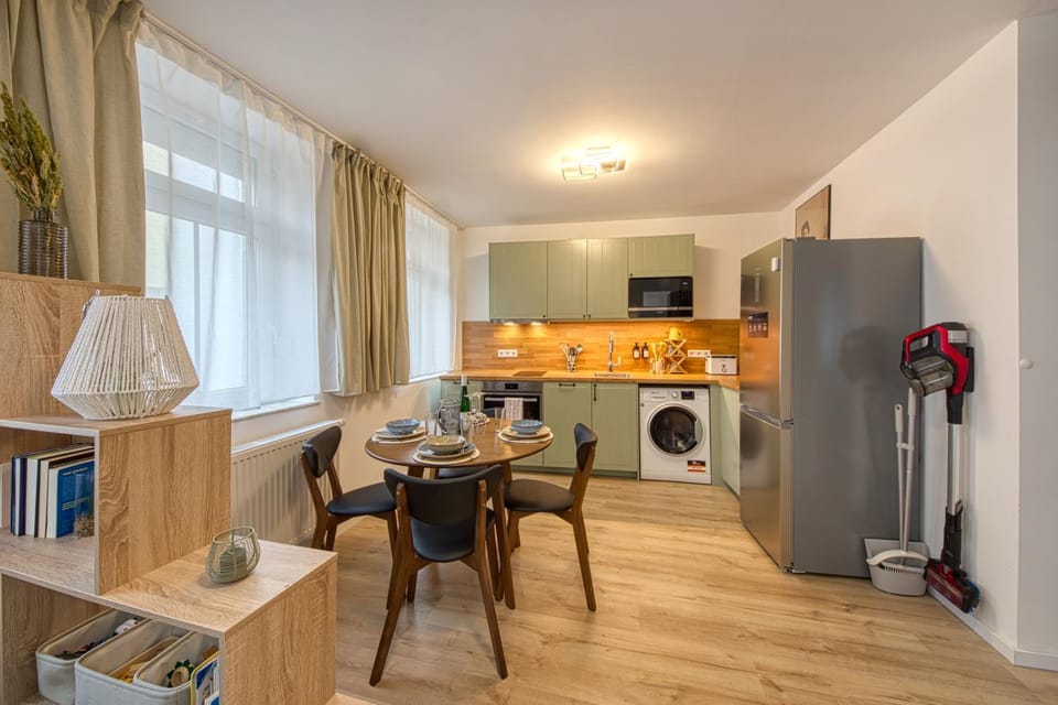 Kitchen or kitchenette, Dining area