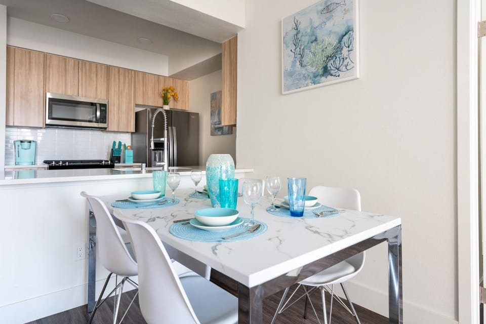 Kitchen or kitchenette, Dining area, minibar, oven, stove, kitchen