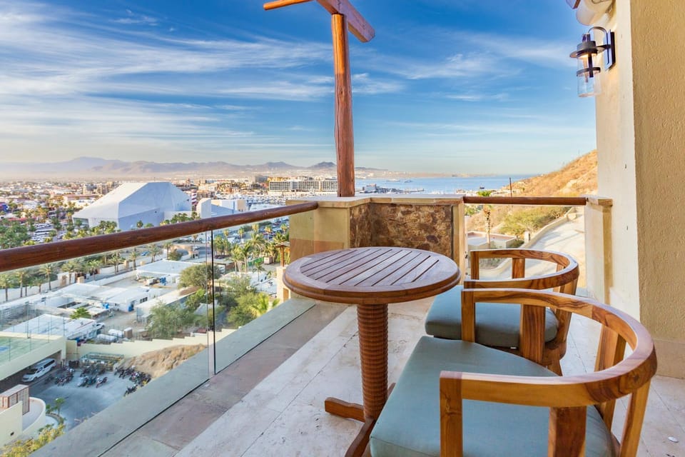 Patio, Natural landscape, View (from property/room), Balcony/Terrace, Seating area, Tennis court, City view