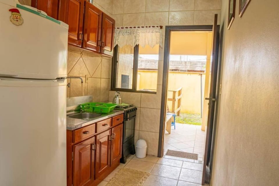 Casa 100m da praia, 10 pessoas, 3 quartos ,, Apartment in Bombinhas