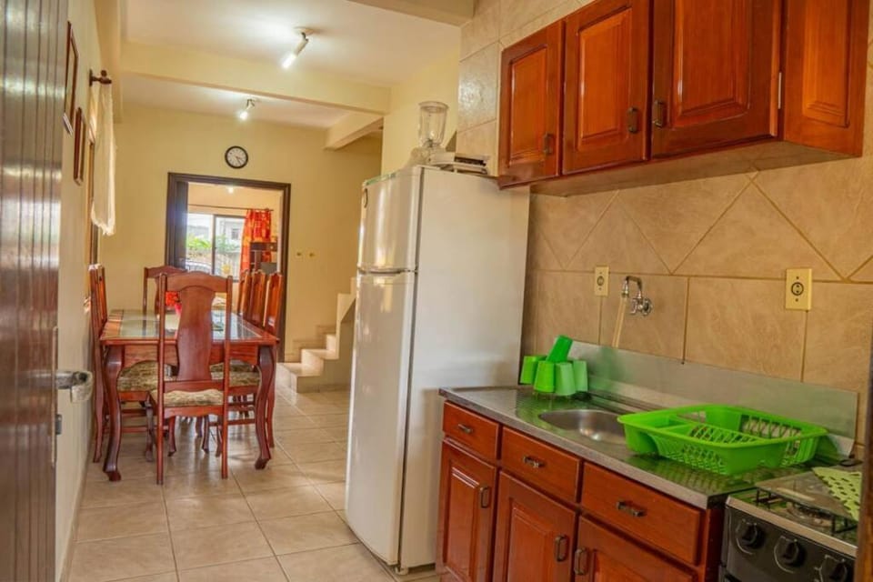 Casa 100m da praia, 10 pessoas, 3 quartos ,, Apartment in Bombinhas