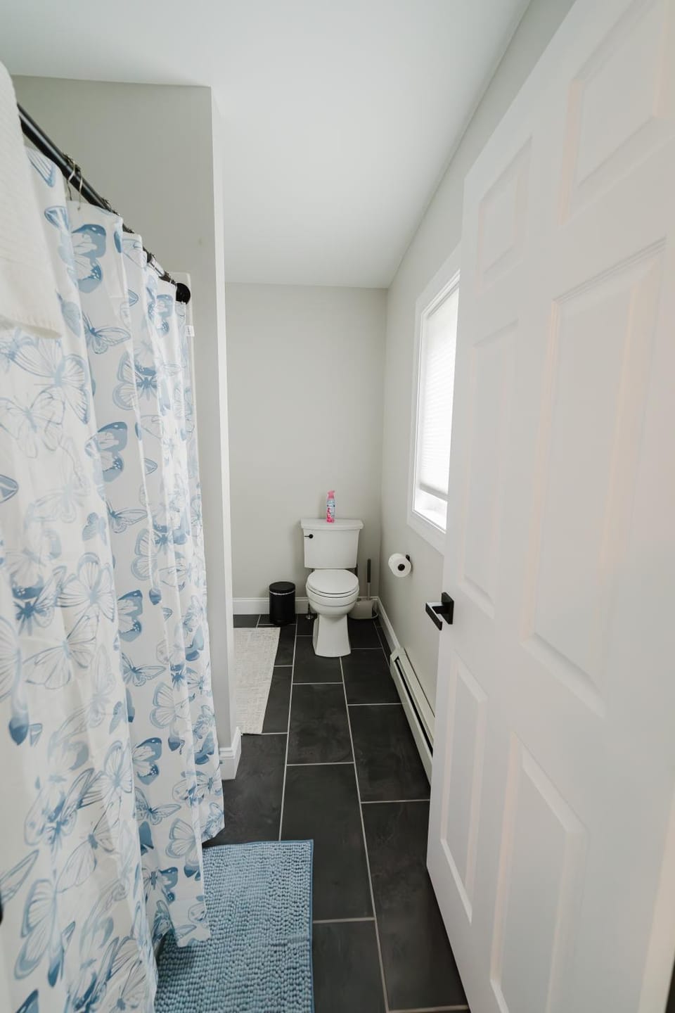 NEW! Modern Getaway - Hot Tub l Fire Pit l Pool table House in New Hampshire