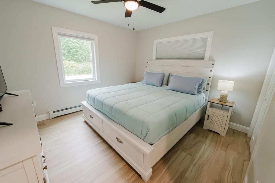 NEW! Modern Getaway - Hot Tub l Fire Pit l Pool table House in New Hampshire