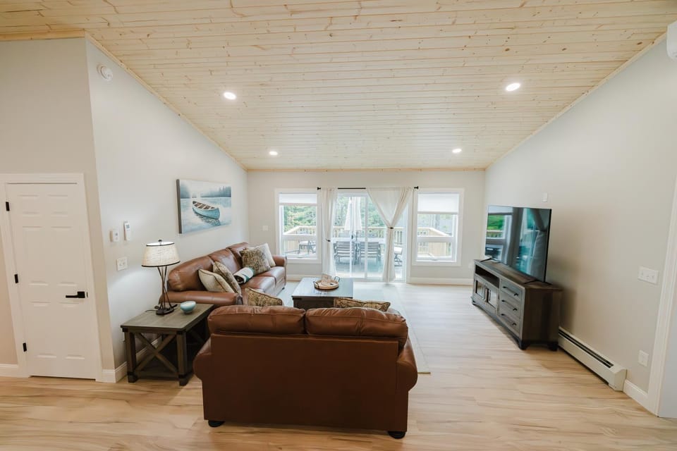 NEW! Modern Getaway - Hot Tub l Fire Pit l Pool table House in New Hampshire