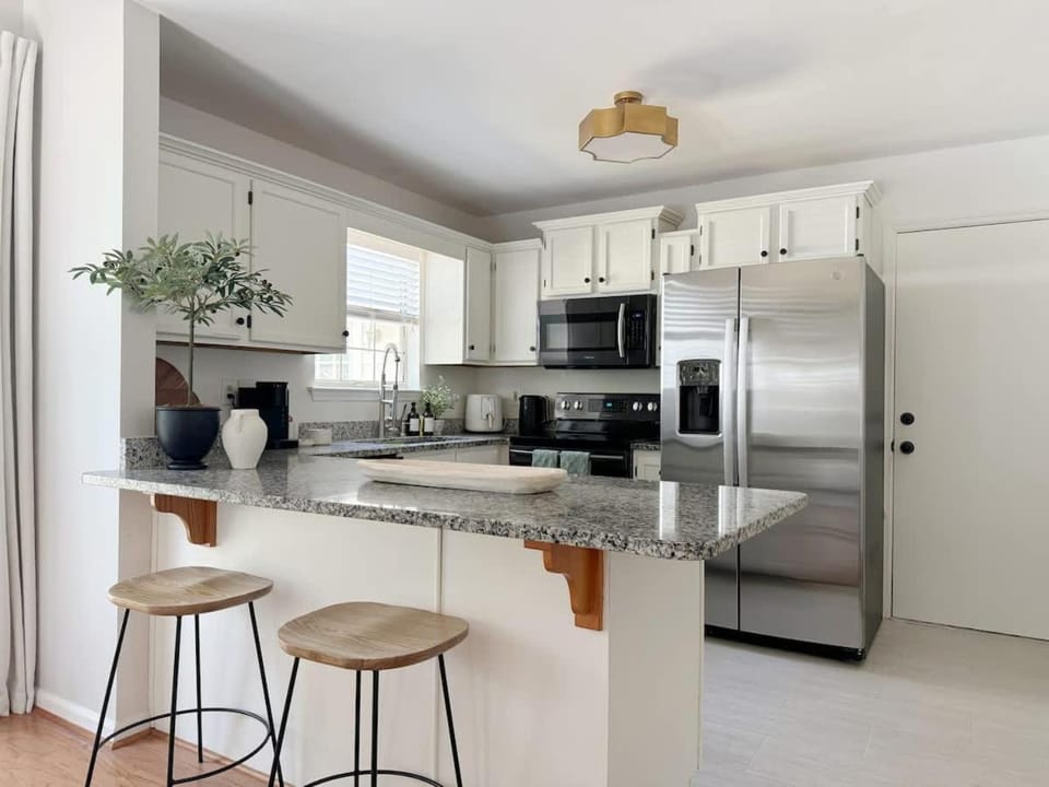 Charming Cottage for Family and Dogs near Beach & City House in Wilmington Island