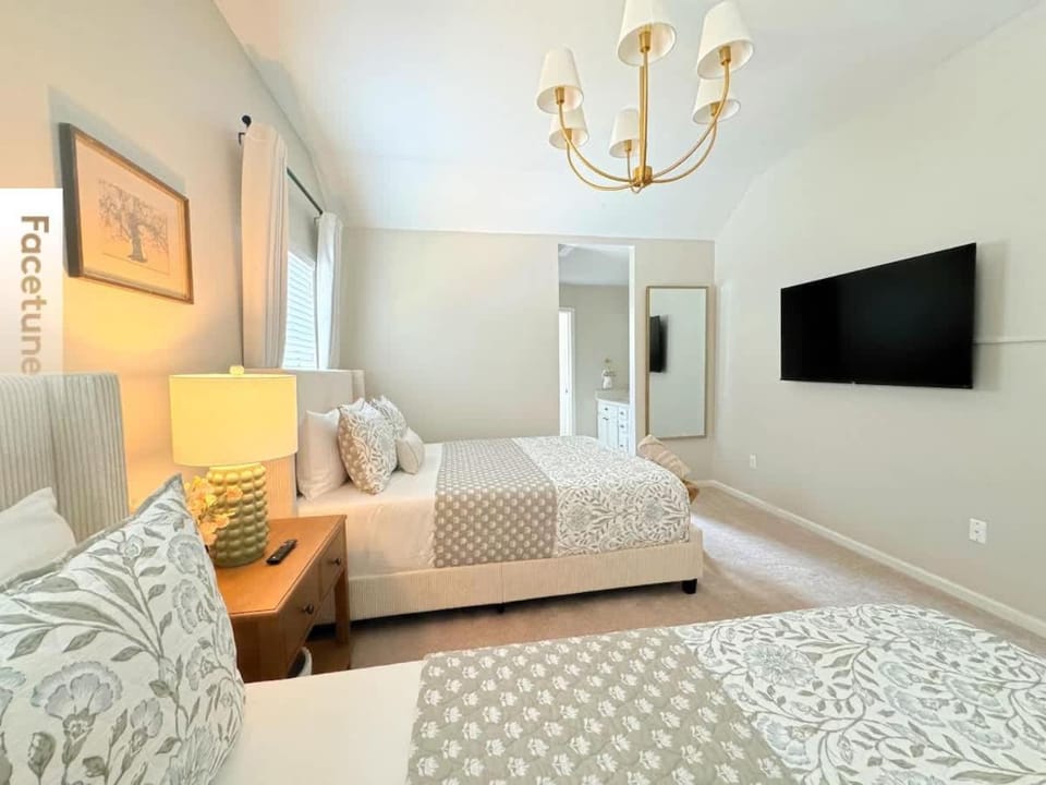 Charming Cottage for Family and Dogs near Beach & City House in Wilmington Island
