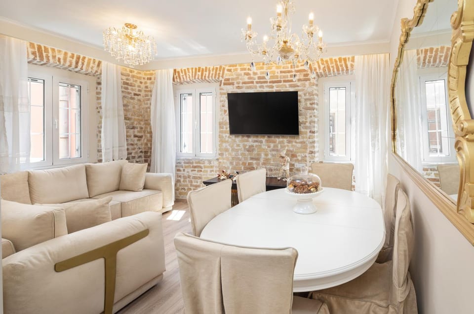 TV and multimedia, Living room, Seating area, Dining area