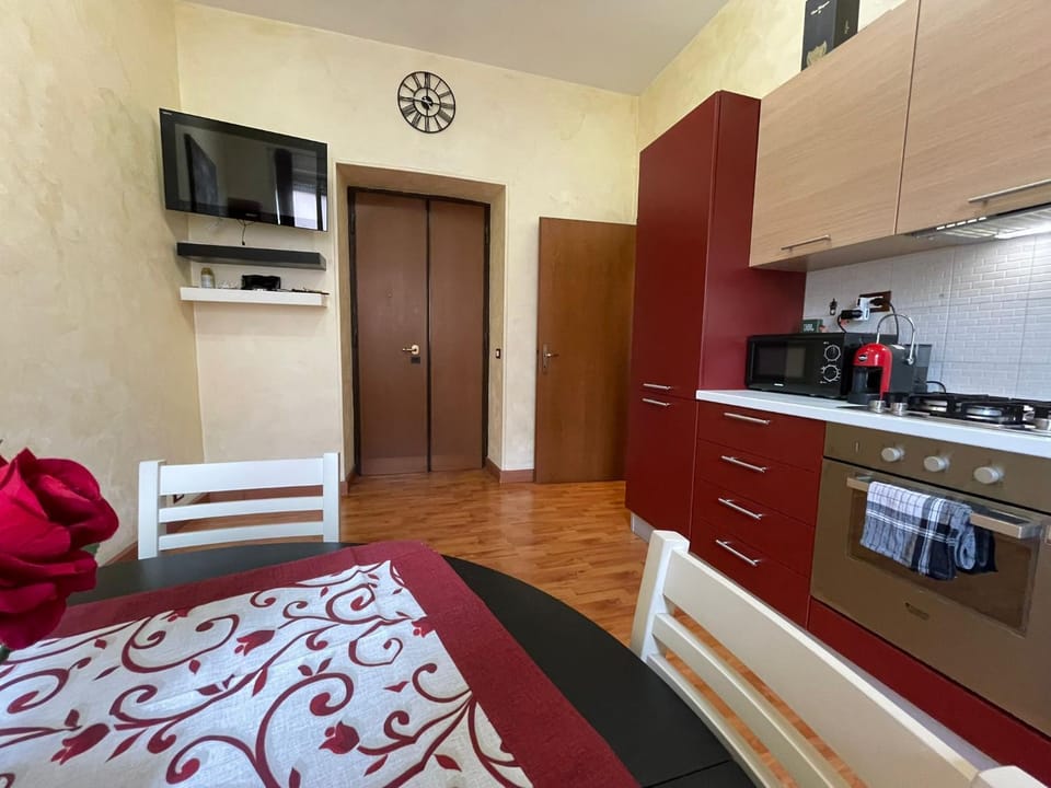 TV and multimedia, Kitchen or kitchenette, Dining area, stove