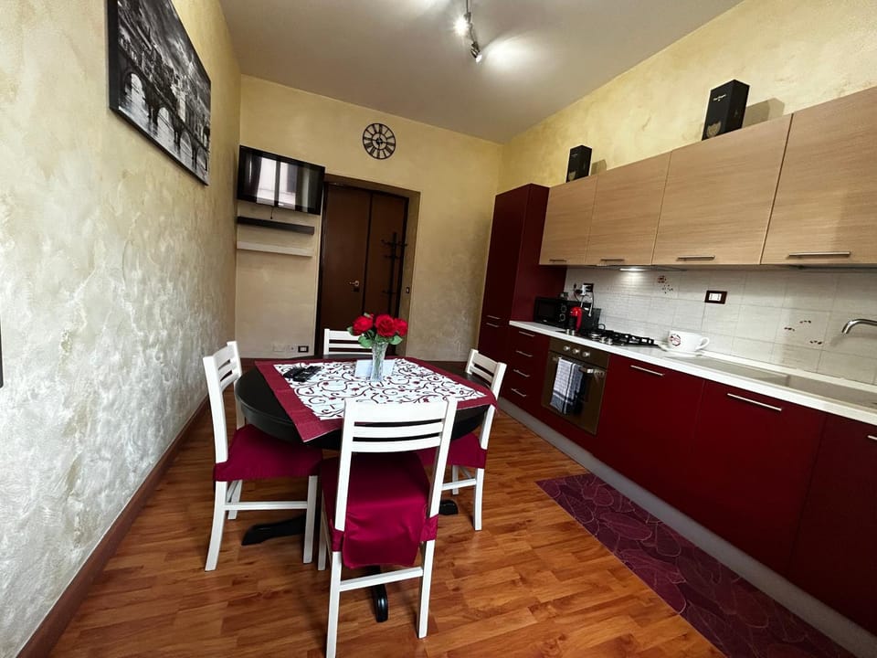 TV and multimedia, Kitchen or kitchenette, Living room, Dining area, stove