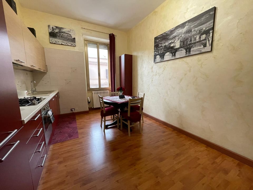 Kitchen or kitchenette, Dining area, stove