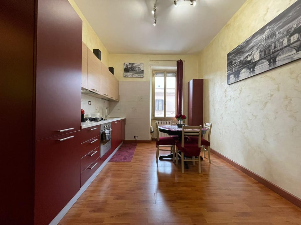 Kitchen or kitchenette, Dining area, stove