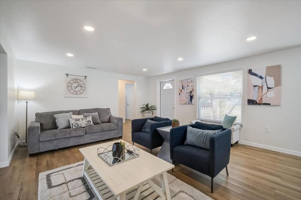 Spacious home With Heated Pool 3 miles from IMG! House in Bayshore Gardens