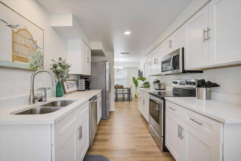 Spacious home With Heated Pool 3 miles from IMG! House in Bayshore Gardens