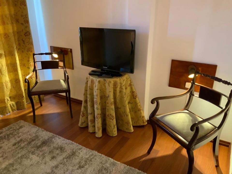 TV and multimedia, Living room, Seating area, Evening entertainment, Bedroom
