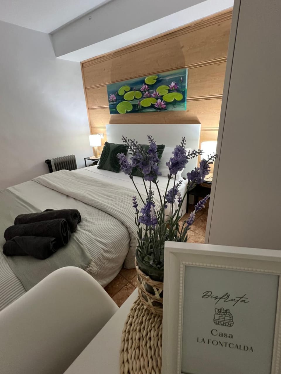 Photo of the whole room, Seating area, Bedroom