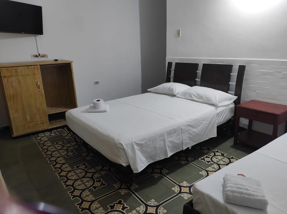 Bed, TV and multimedia, Bedroom, towels
