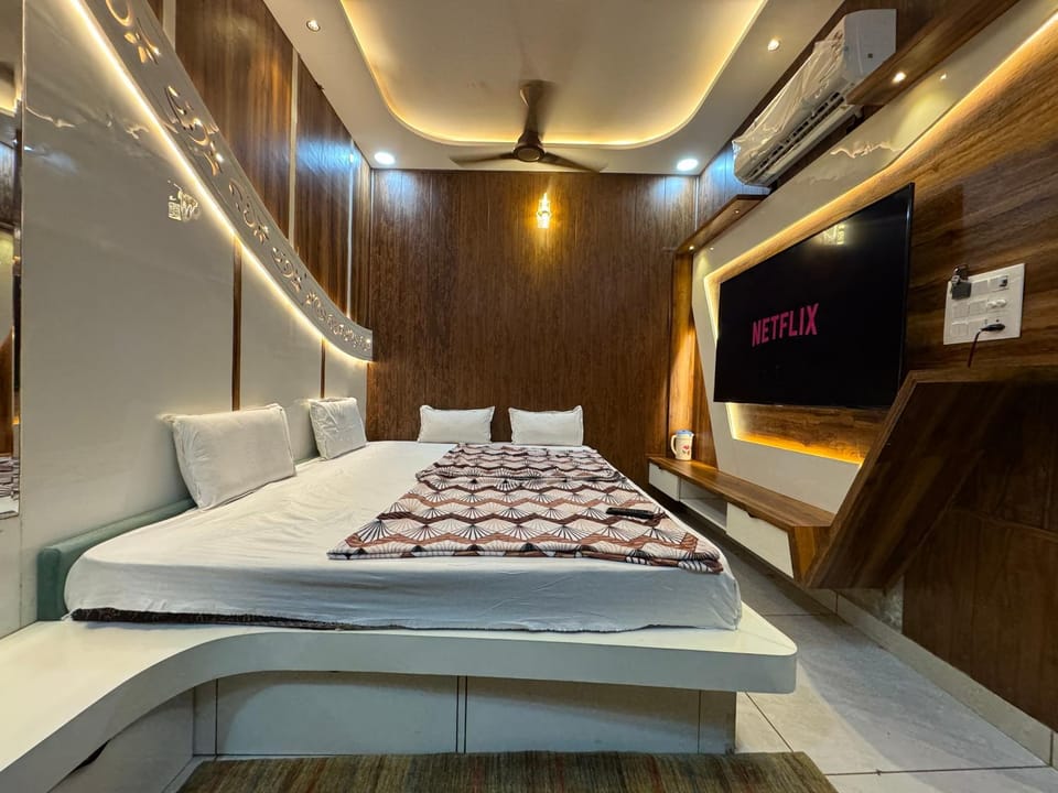 Photo of the whole room, Bedroom
